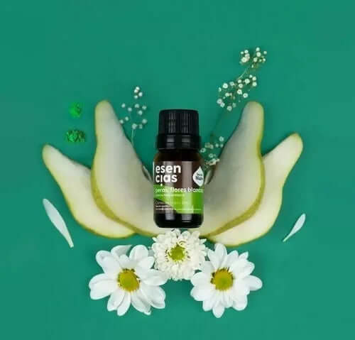 Frasco de Aceite Esencial aroma a Peras y flores blancas en un fondo verde con peras y flores a los lados