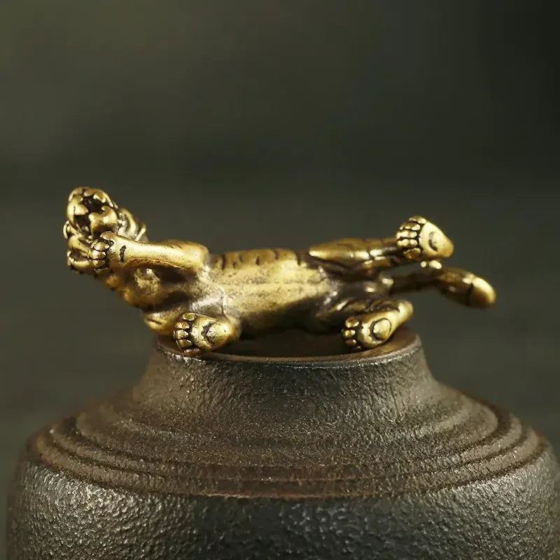 Figura de Tigre en Bronce mostrando sus patas