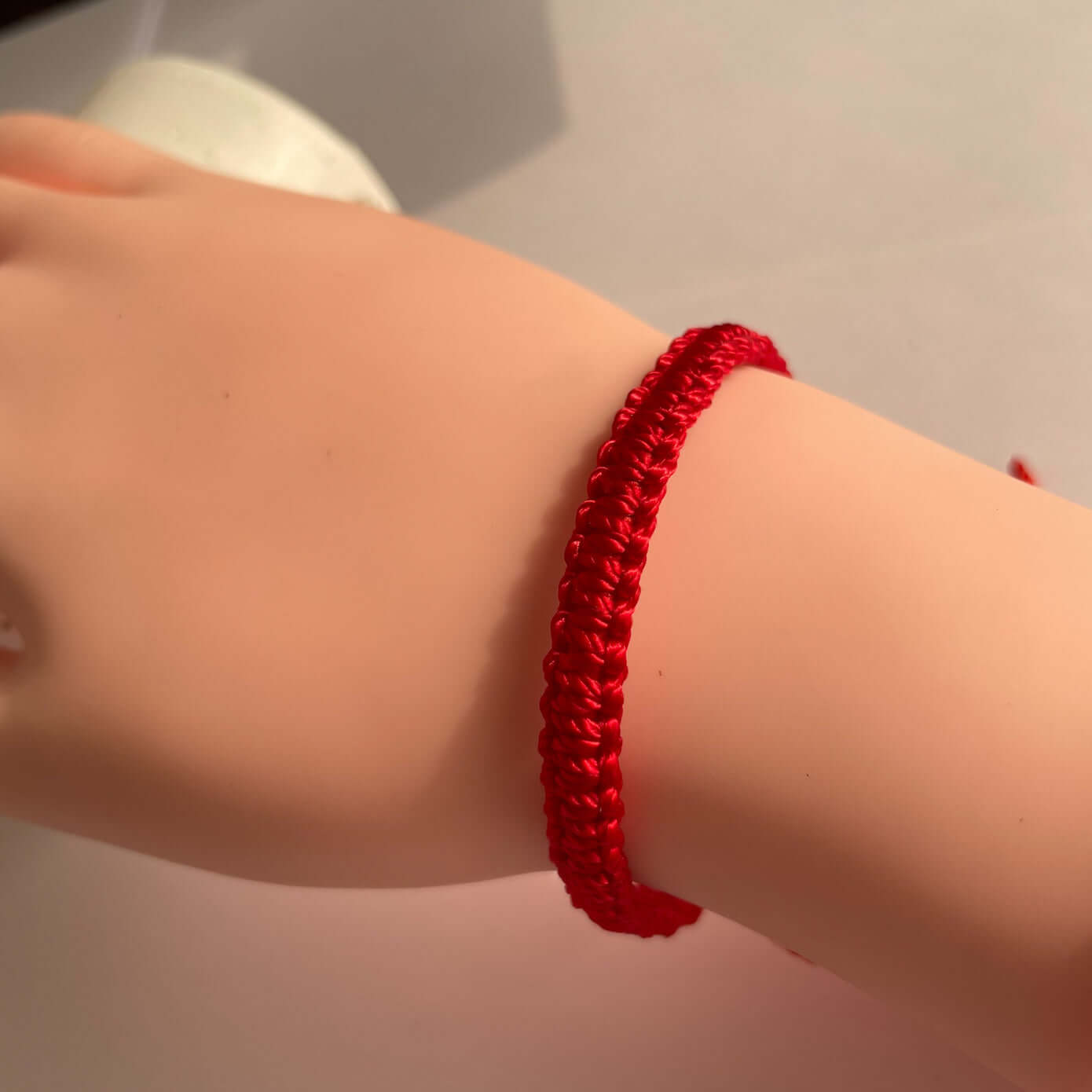 Pulsera hilo rojo proteccion de 6mm, amuleto de protección contra energías negativas y el mal de ojo puesto en una mano
