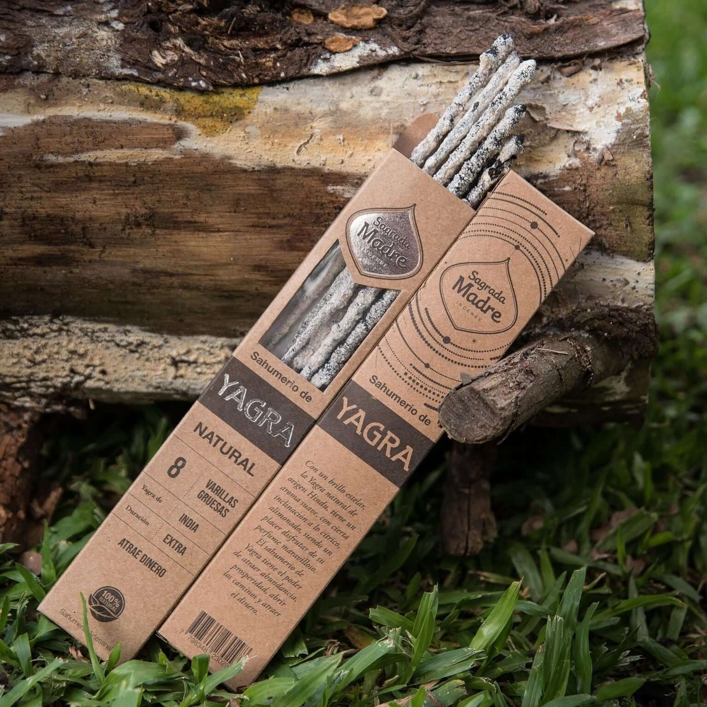 Varilla Incienso Yagra Natural dos cajas apoyadas en un tronco.