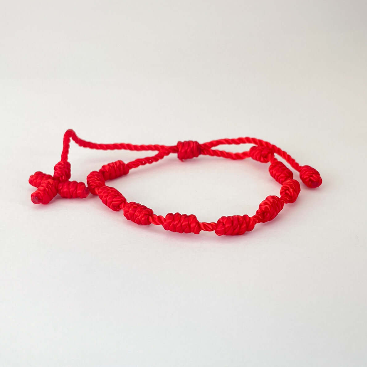 Pulsera Hilo Rojo Denario, es un amuleto de protección contra energías negativas y el mal de ojo. Sus cuentas simbolizan fe, meditación y equilibrio espiritual. 