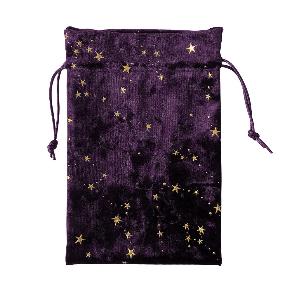 bolsa morada con estrellas bordadas en fondo blanco