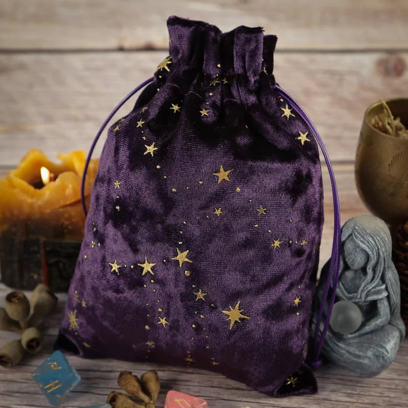 bolsa de color morado en tela aterciopelada con estrellas en forma de constelación bordadas